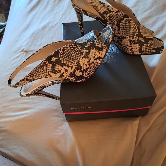 Vince Camuto, VC-Saisha Sling back, size 11M, color Black/Grey Snake Cruzeiro. - Picture 5 of 8